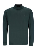 Dunkelgrüner Rollkragenpullover mit kleinem Logo auf der Brust.