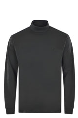 Schwarzer Rollkragenpullover mit langen Ärmeln.