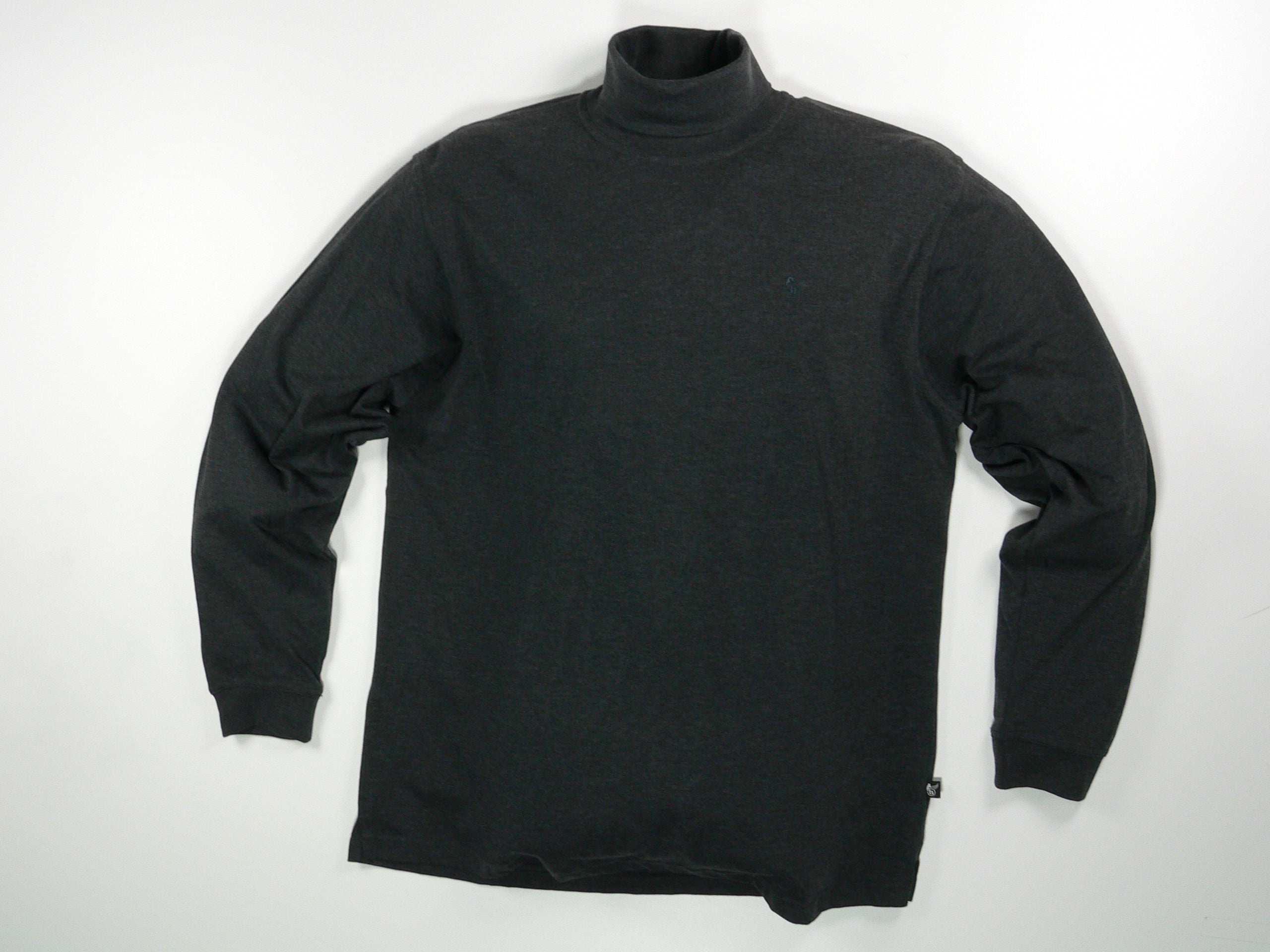 Schwarzer Rollkragenpullover mit langen Ärmeln.