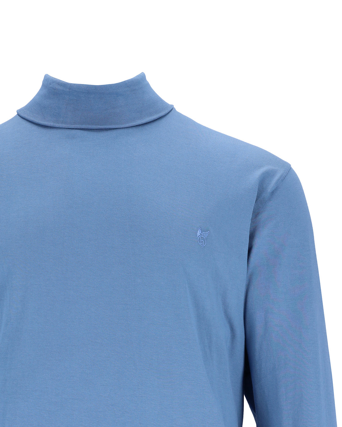 Hellblauer Rollkragenpullover.