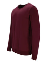 Bordeaux-Farbenes Crew-Neck-Pullover mit gerippten Bündchen und Saum, wahrscheinlich aus Baumwolle oder Polyester-Mischung gefertigt.