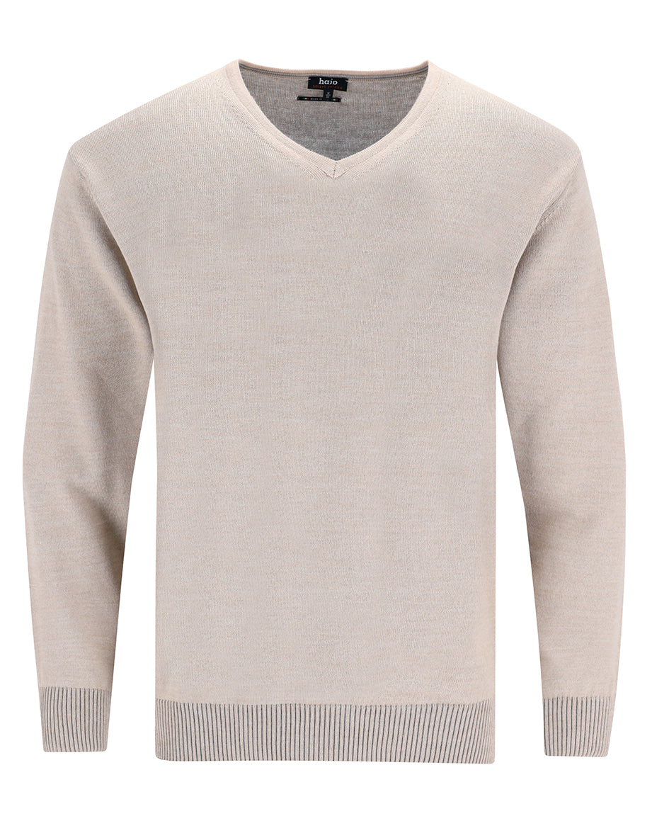 Beigefarbener Pullover mit V-Ausschnitt und gerippten Bündchen und Saum.