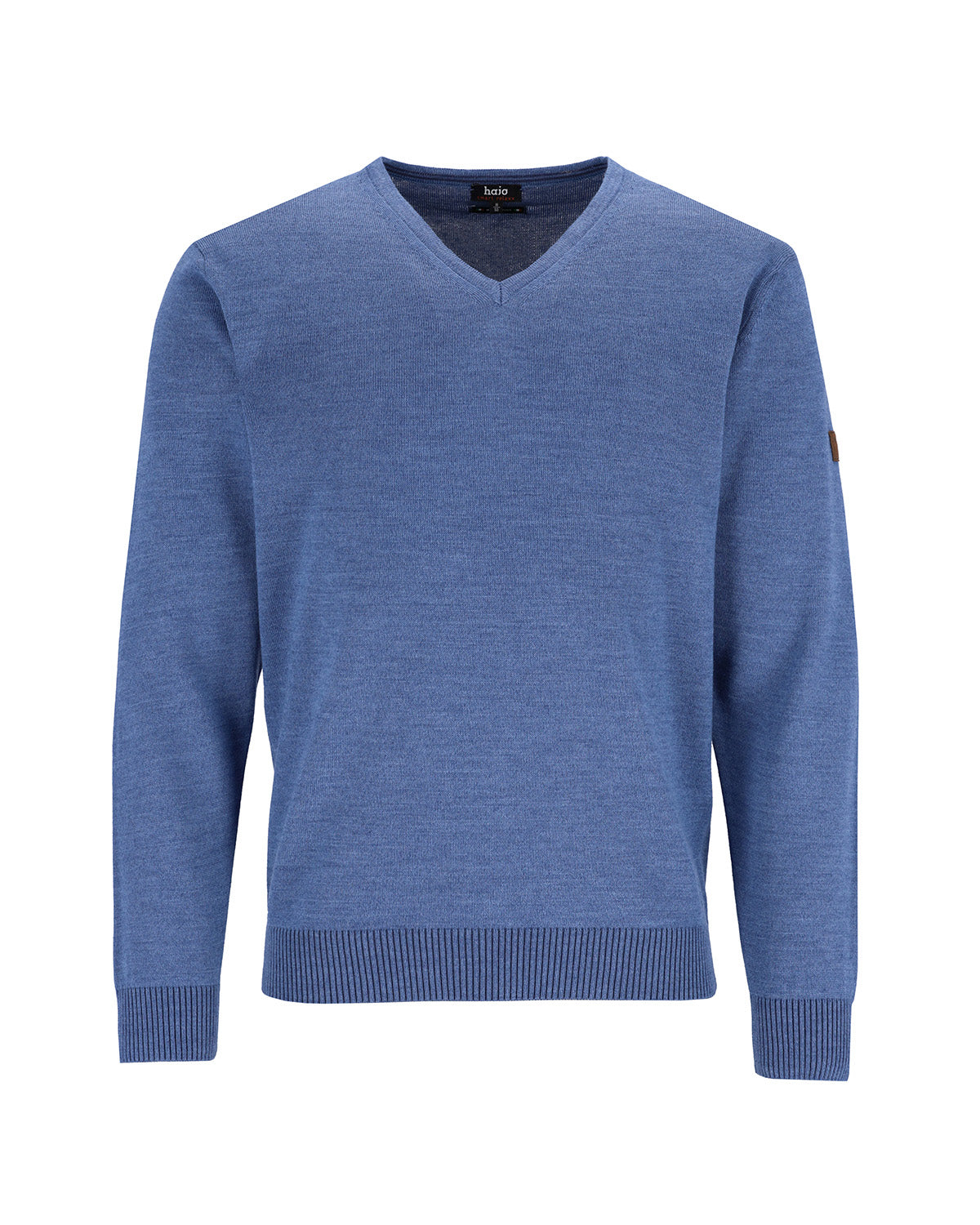 Blauer Strickpullover mit V-Ausschnitt.