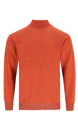 Orangefarbener Rollkragenpullover mit geripptem Kragen und Bündchen.