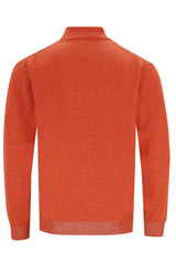 Orangefarbener Rollkragenpullover mit gerippten Abschlüssen.