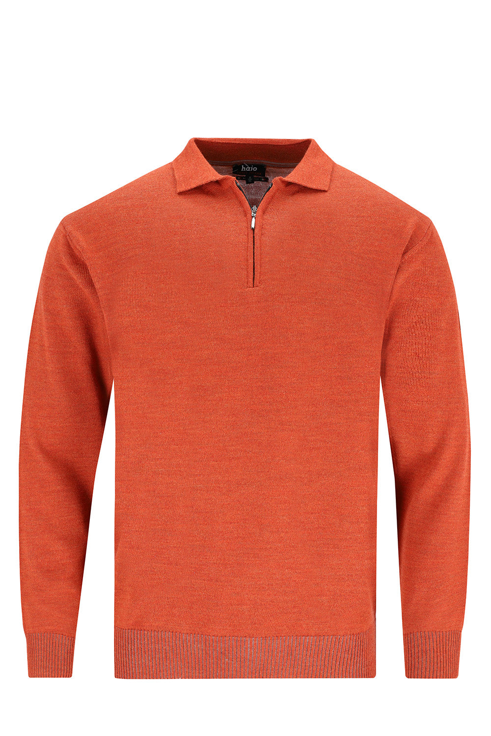 Orangefarbener Pullover mit Viertelreißverschluss aus Strick.