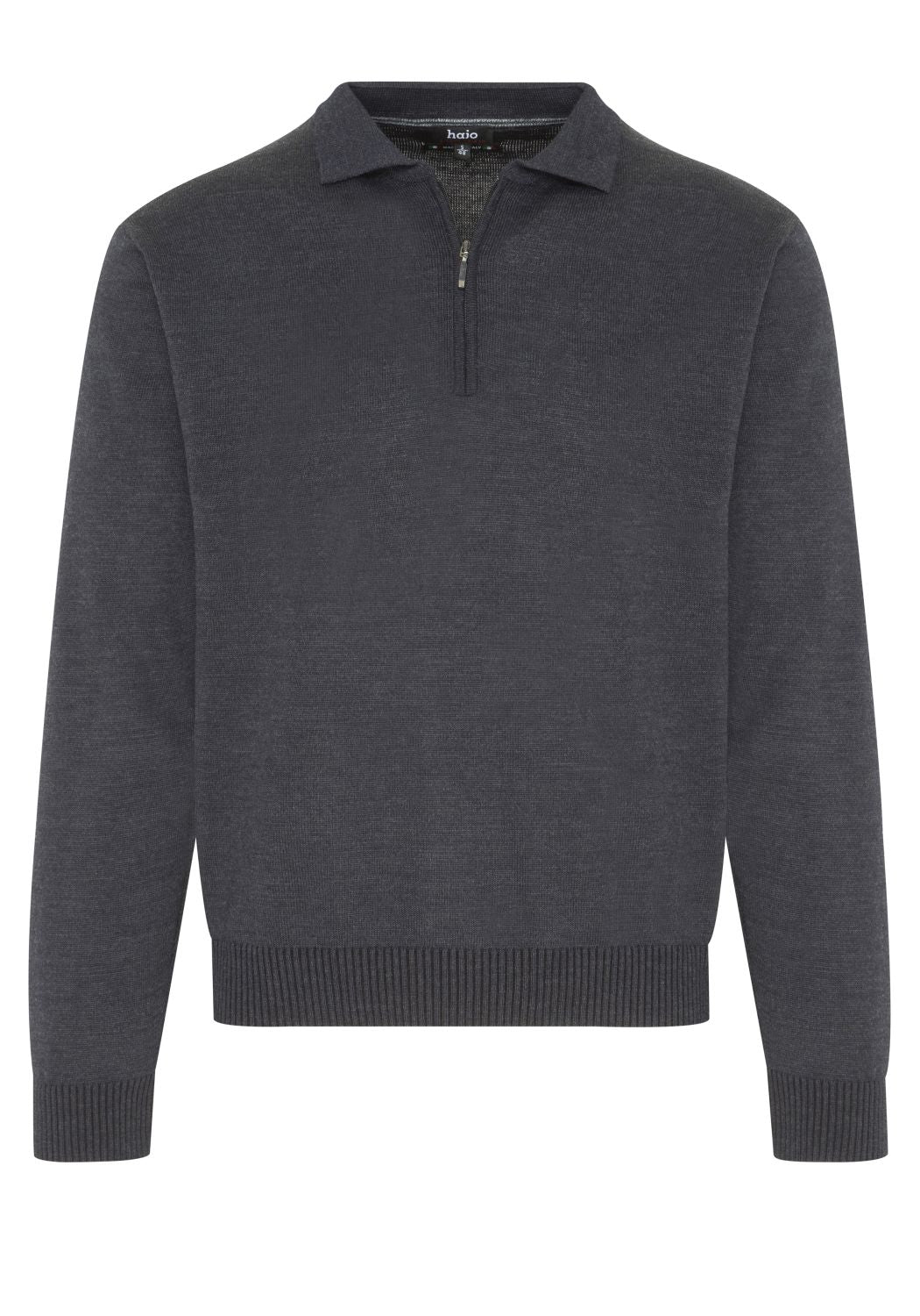 Dunkelgrauer Pullover mit Viertelreißverschluss aus Strick.