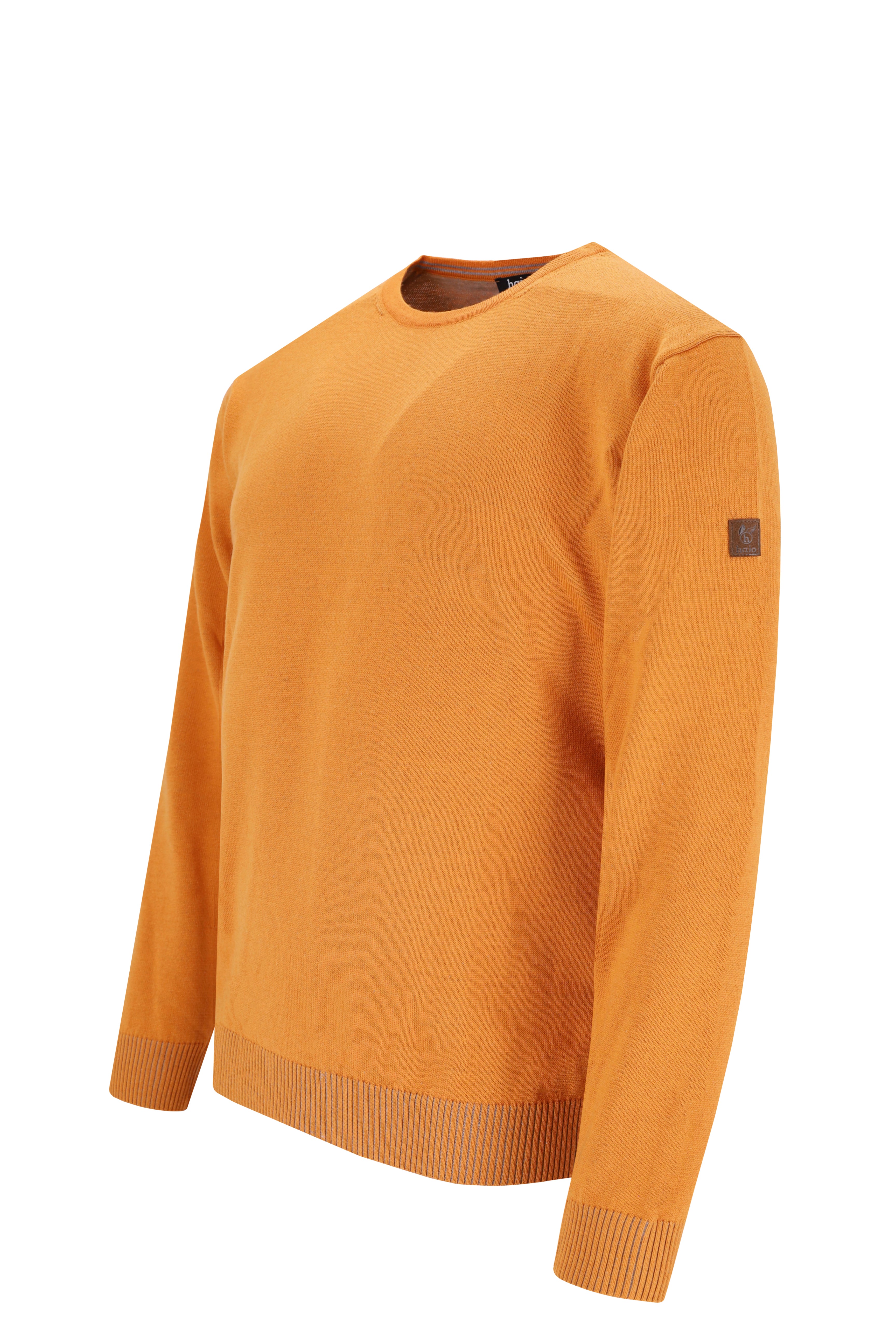 Orangefarbener Pullover mit Rundhalsausschnitt und langen Ärmeln.