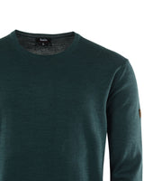 Dunkelgrüner Pullover mit Rundhalsausschnitt.