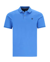 Hellblaues Poloshirt mit kleinem gesticktem Logo.