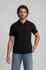 Basic piqué-poloshirt in schwarz mit flachstrickkragen knopfleiste und dezenter bruststickerei auf der linken brust