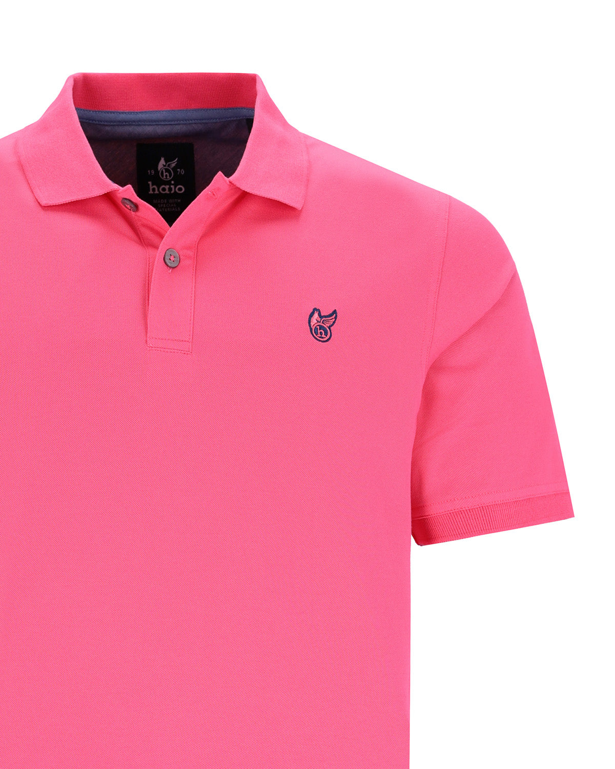 Rosa Poloshirt mit kleinem gesticktem Logo.