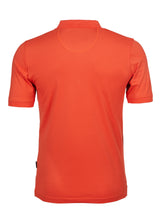 Orangefarbenes kurzärmeliges Poloshirt.