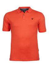 Orangefarbenes Poloshirt mit kleinem gesticktem Logo.