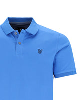 Hellblaues Poloshirt mit kleinem gesticktem Logo.