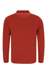 Roter langärmeliger Rollkragenpullover.