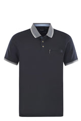 Schwarzes Poloshirt mit gestreiftem Kragen und Manschettenbesatz.