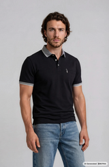 Schwarzes piqué-poloshirt mit grauem kragen und ärmelabschluss aus hochwertigem baumwollmaterialmix bügelfrei