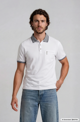Weißes piqué-poloshirt mit grauem kragen und ärmelabschluss samt chest pocket aus hochwertigem baumwollmaterialmix bügelfrei