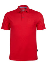 Rotes Poloshirt mit Kragen und kurzen Ärmeln.