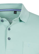 Mintgrünes Poloshirt mit Knöpfen und Kragen.