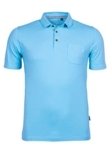 Hellblaues Poloshirt mit einer Brusttasche und Knopfleiste.