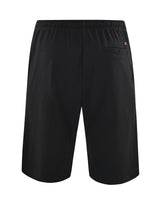 Schwarze Sportshorts mit einer kleinen Tasche und einem elastischen Bund, wahrscheinlich aus Polyester oder Nylon.