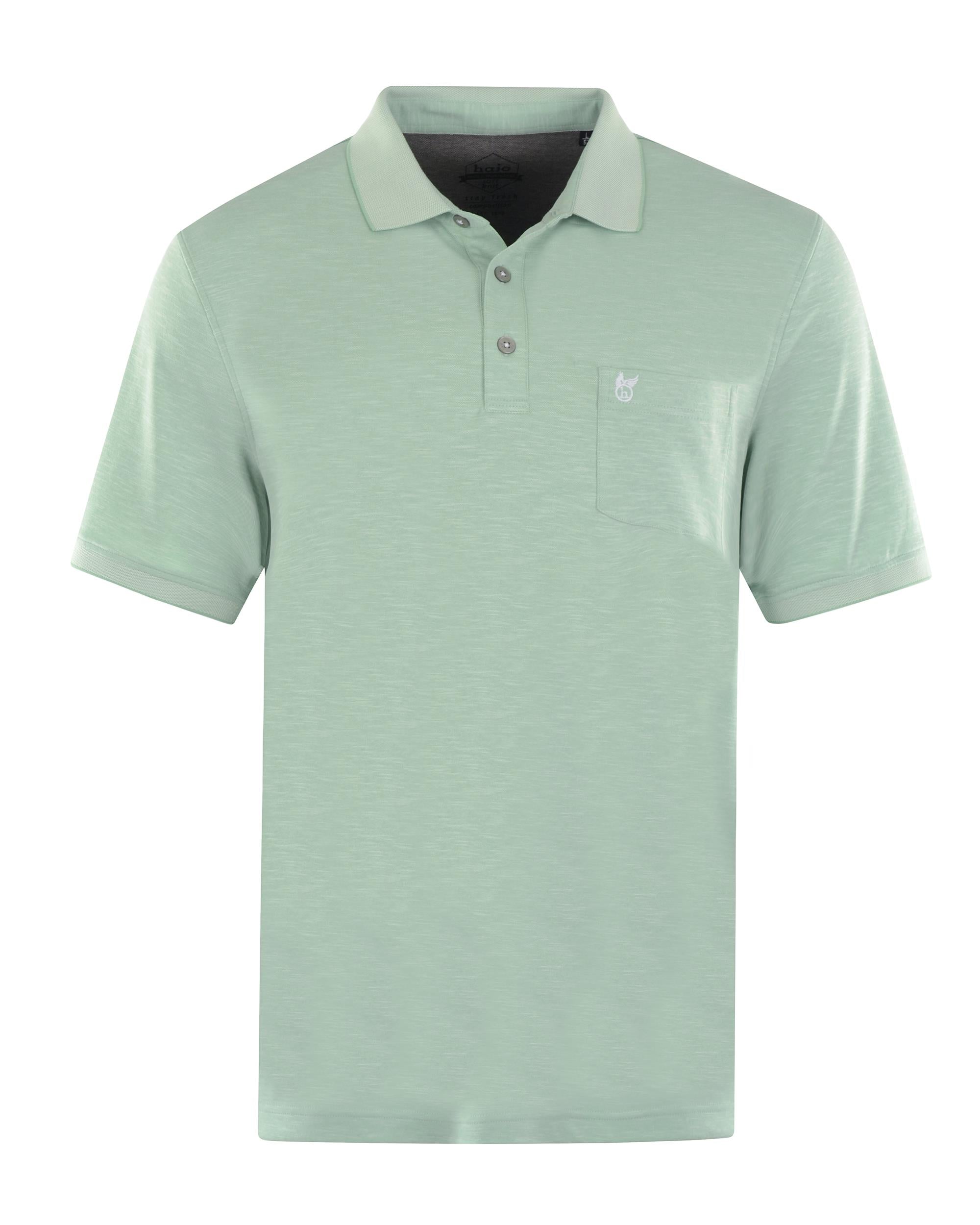 Mintgrünes Poloshirt mit Tasche und Button-Down-Kragen, wahrscheinlich aus Baumwolle oder Polyestergemisch.