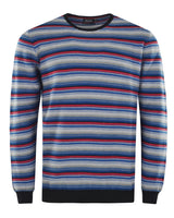 Gestreifter Pullover mit Rundhalsausschnitt und langen Ärmeln, mit blauen, roten, weißen und schwarzen Streifen auf dem Körper und den Bündchen.