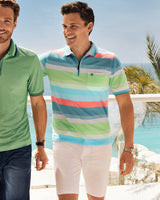 Gestreiftes Poloshirt mit grünen, blauen und rosa Streifen auf weißem Hintergrund.