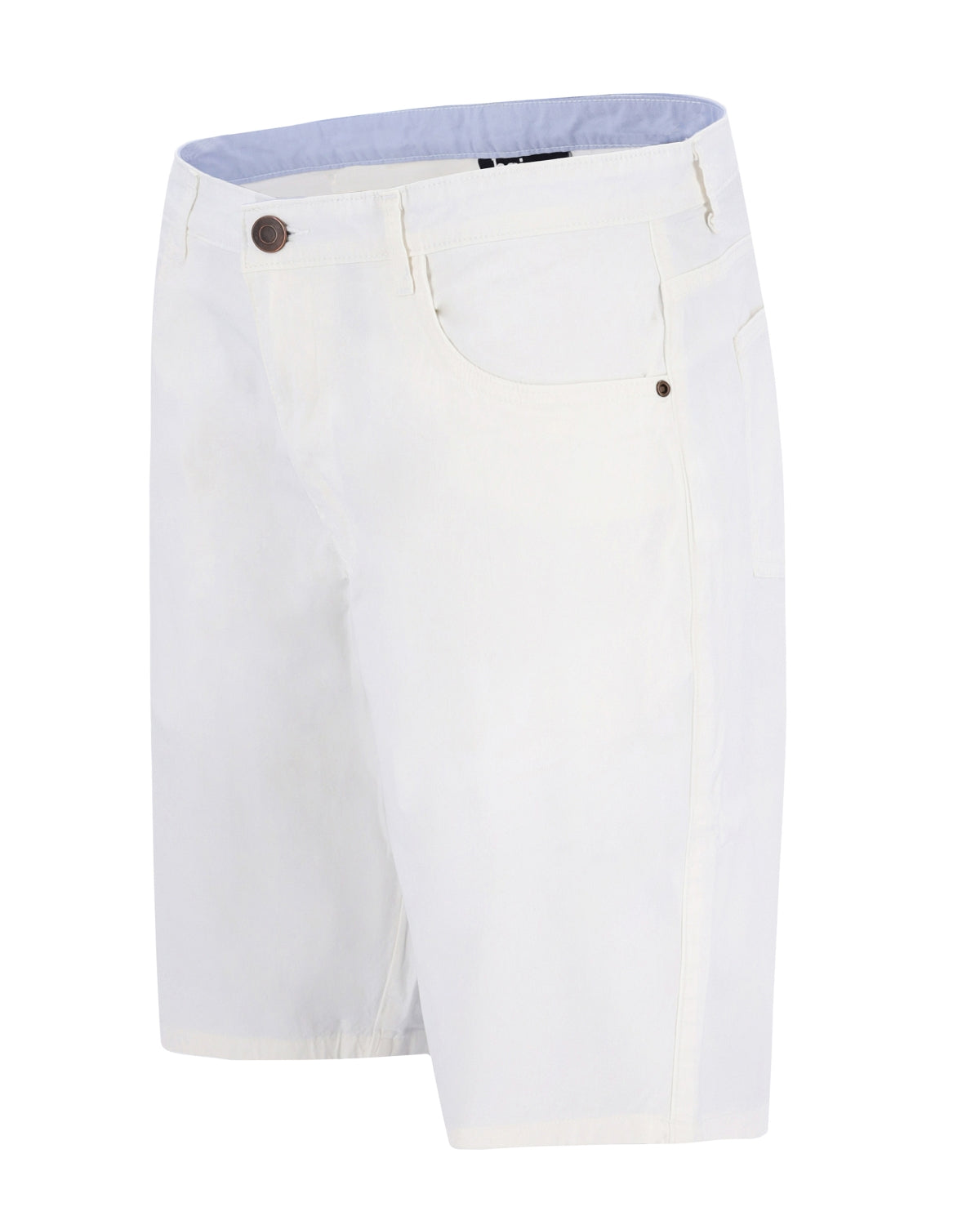 Weiße Golfshorts mit schwarzen Knöpfen und Taschendetails, wahrscheinlich aus Polyester oder Nylon.