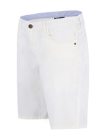 Weiße Golfshorts mit schwarzen Knöpfen und Taschendetails, wahrscheinlich aus Polyester oder Nylon.