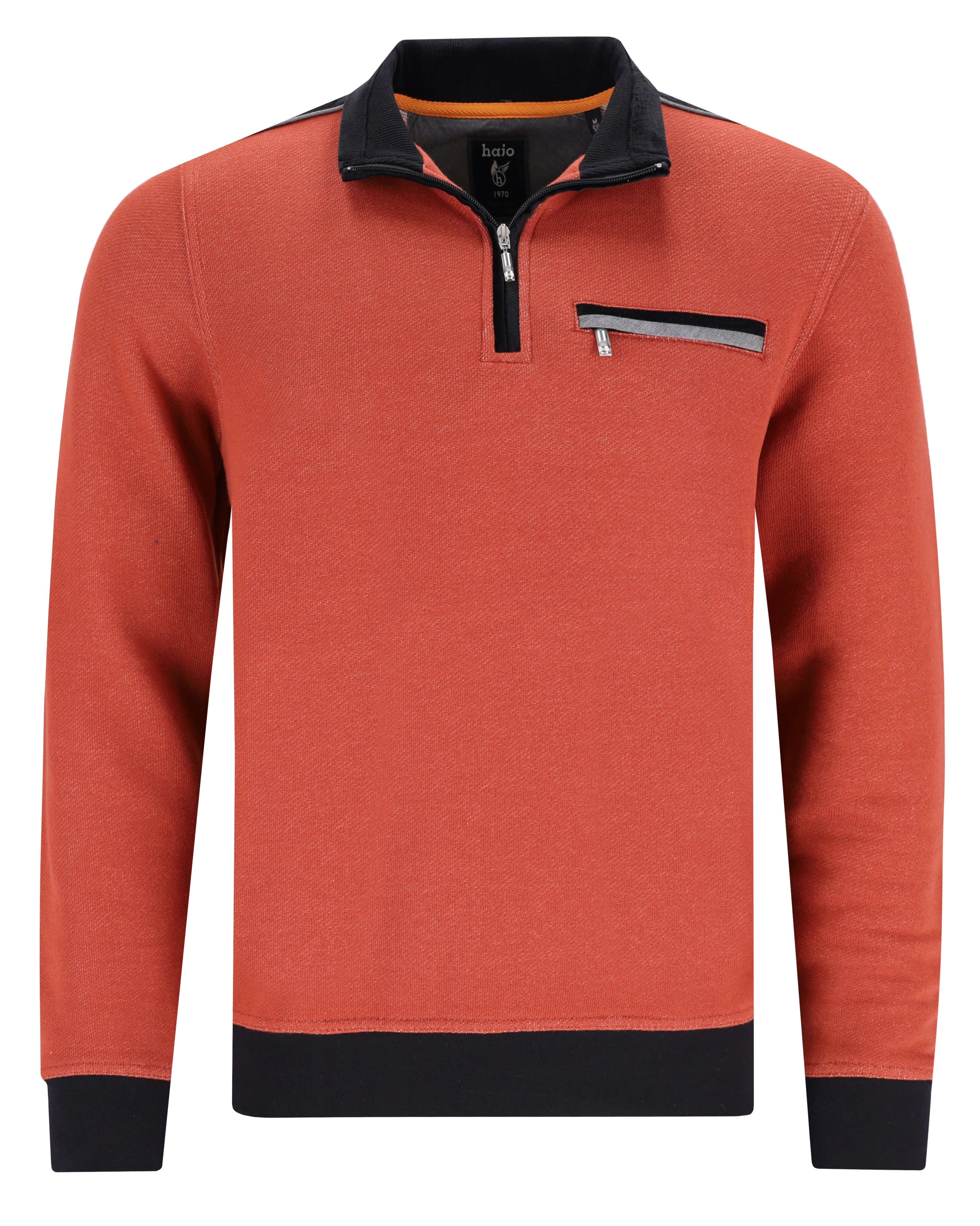 Rostfarbener Pullover mit Reißverschluss und schwarzen Akzenten und Taschendetails.