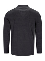 Schwarzes texturiertes Poloshirt mit dezentem Muster und Kragen, wahrscheinlich aus Baumwolle oder Polyester-Mischung.