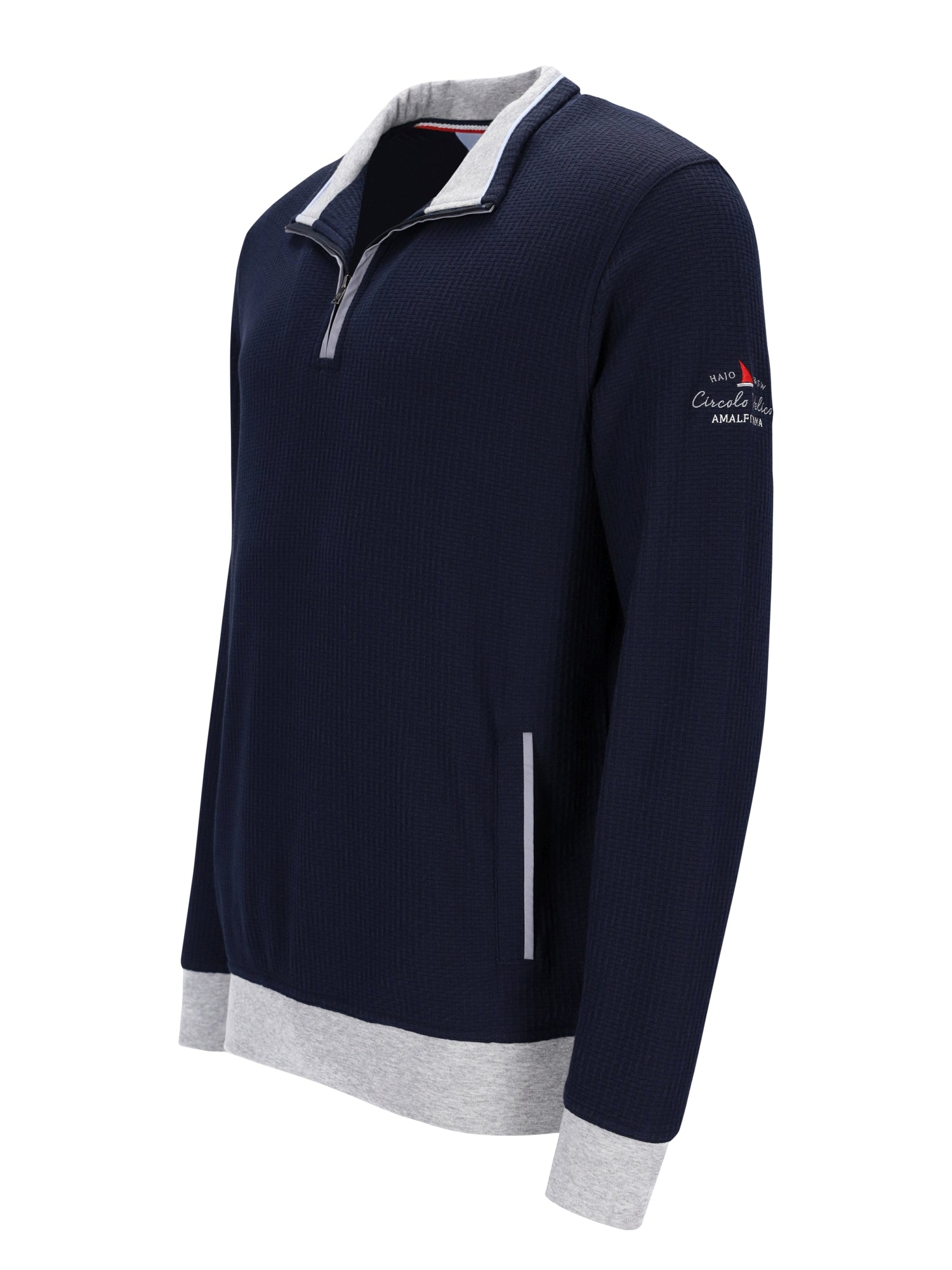 Marineblaues Viertelreißverschluss-Pullover mit weißen und grauen Akzenten, mit einem Logo auf dem linken Ärmel.