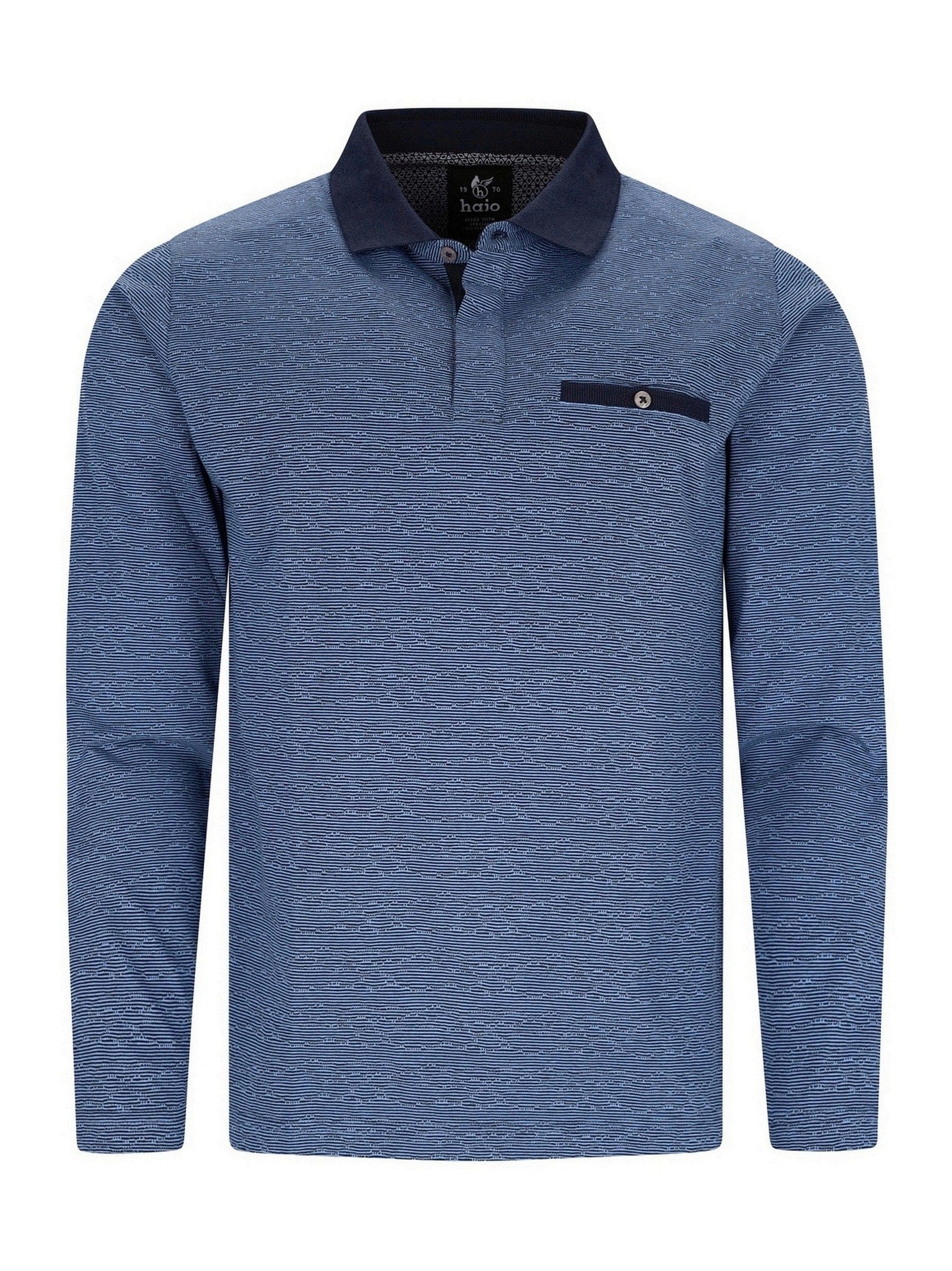 Blaues langärmeliges Poloshirt mit Tasche und Streifenmuster.