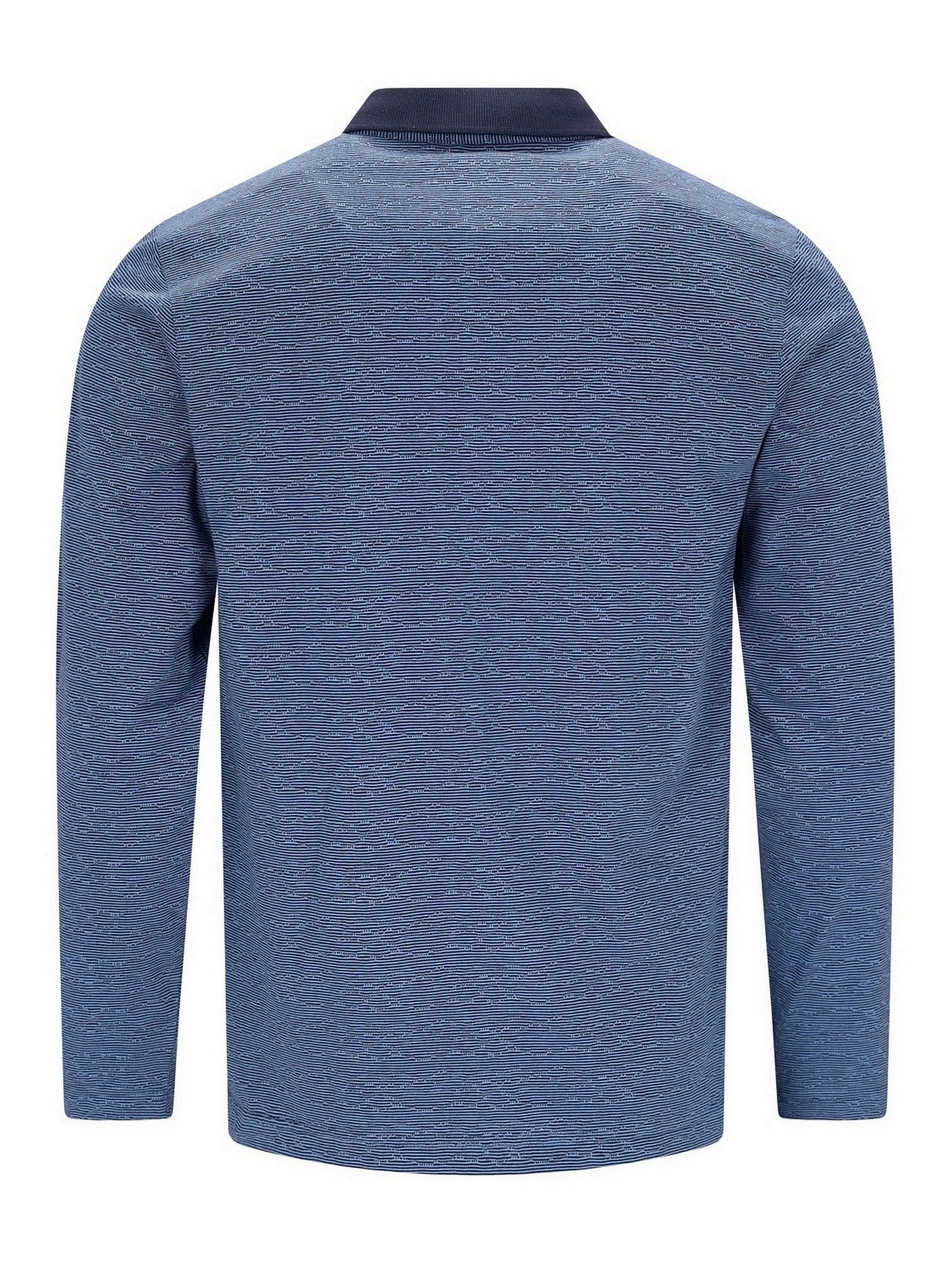 Blaues strukturiertes Poloshirt mit langen Ärmeln und marineblauem Kragen.