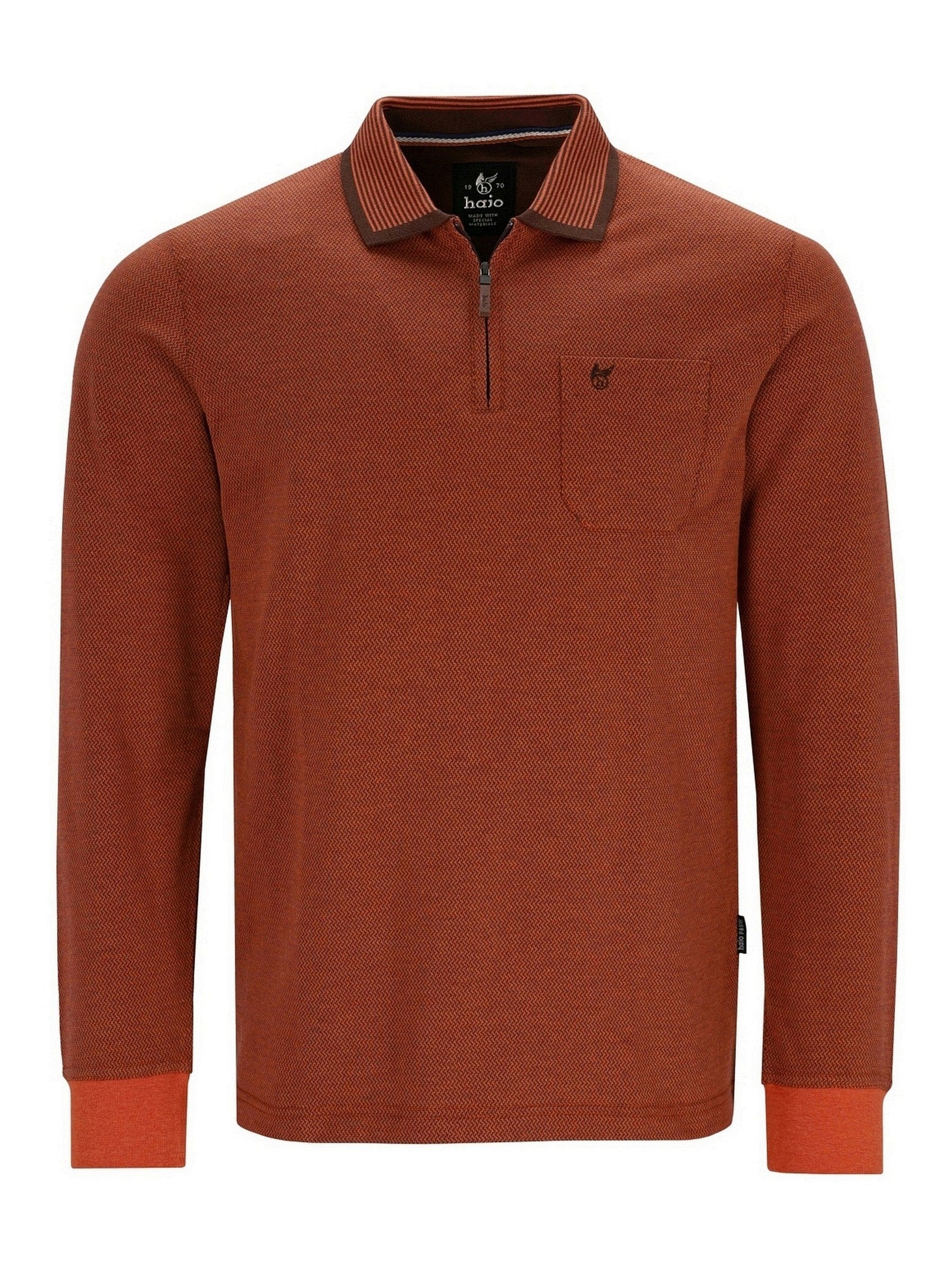 Rostfarbene langärmelige Poloshirt mit strukturiertem Muster und kontrastierenden orangenen Manschetten, Kragenbesatz und Taschen-detail.