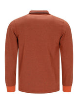 Terrakotta-farbene Poloshirt mit Textur, orangen Akzenten und Kragenbesatz, wahrscheinlich aus Baumwolle oder Polyester-Mischung.