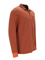 Rostfarbene, texturierte Polo-Shirt mit orangenen Akzenten und einem gestreiften Kragen, wahrscheinlich aus Baumwolle oder Polyester-Mischung.