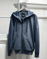 Blauer Kapuzenpullover mit durchgehendem Reißverschluss, strukturiertem Körper und glatten Ärmeln.