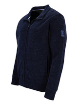 Marineblauer Reißverschluss-Pullover mit weißem Besatz und Logo am Ärmel.