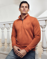 Terrakottafarbenes Herren-Sweatshirt mit Viertelreißverschluss und Stehkragen.