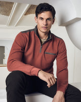 Ziegelrotes Langarmhemd mit Viertelreißverschluss für Herren mit dunkelgrauem Kragen und Brusttasche.