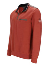 Roter texturierter Viertelreißverschluss-Pullover mit schwarzen Akzenten und Logo am Ärmel.