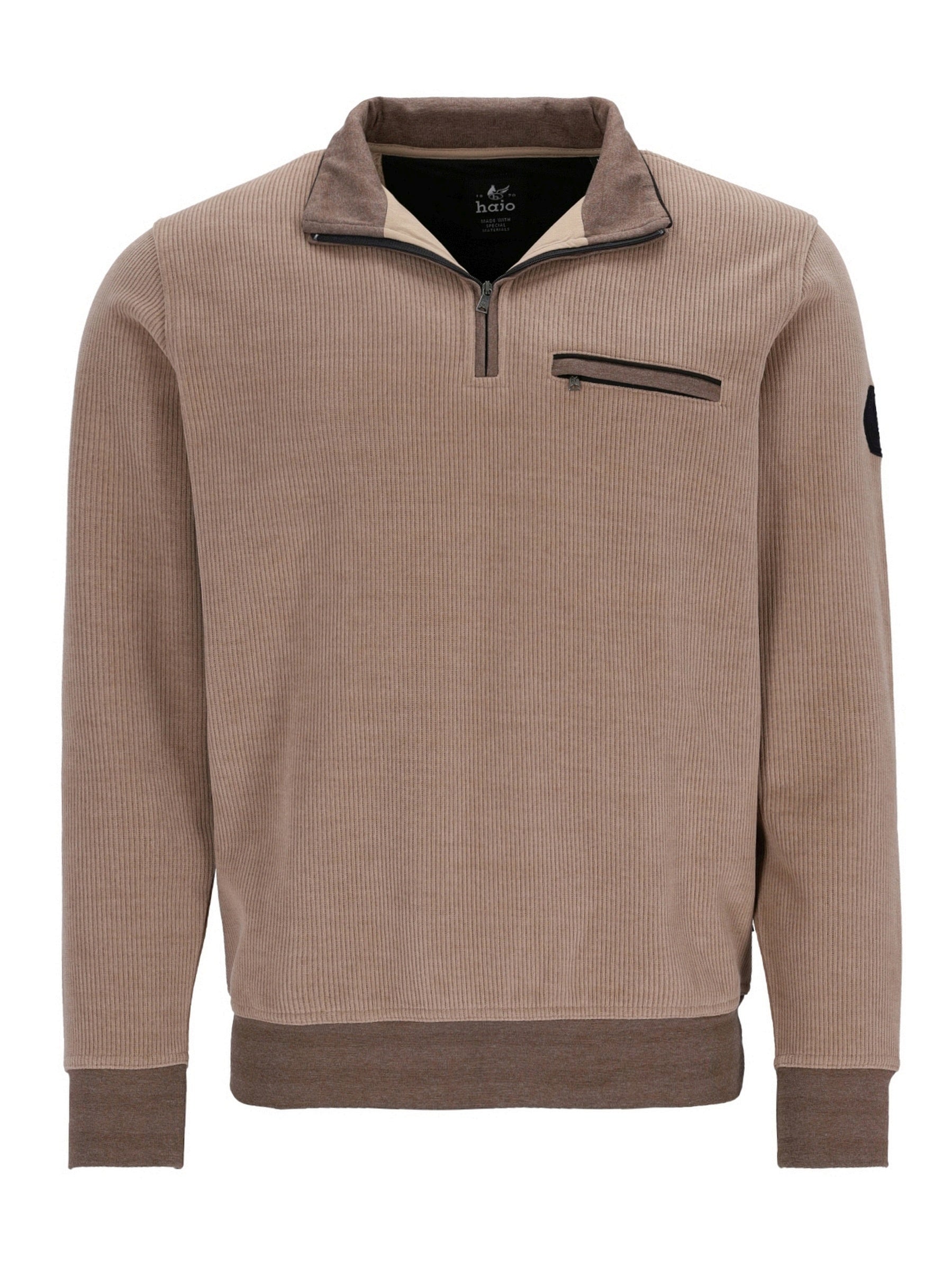 Braunes, strukturiertes Viertelreißverschluss-Sweatshirt mit Tasche und Logo am Ärmel.