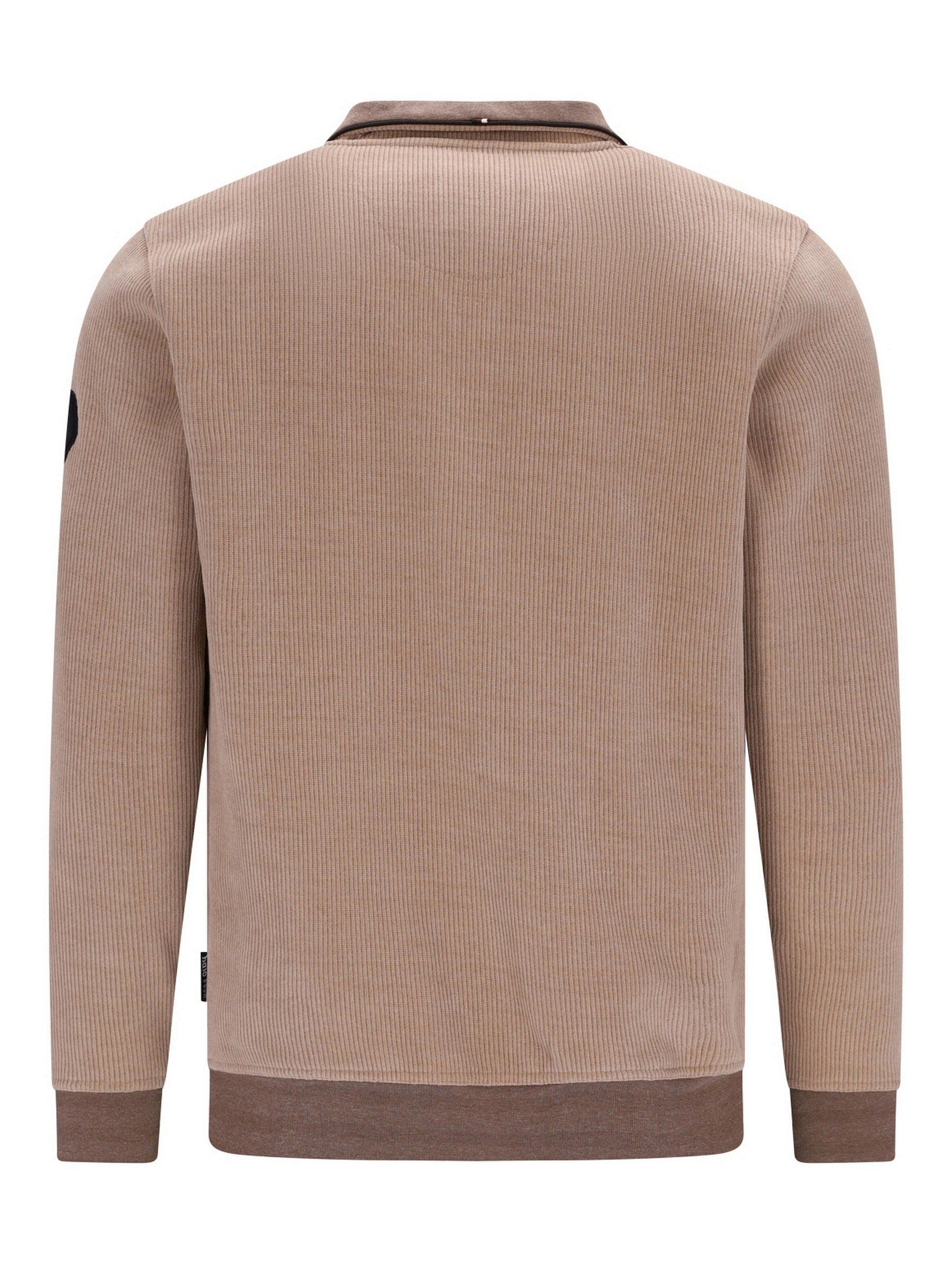 Beige Rippenstrickpullover mit braunen Akzenten und Kragen, mit einem militärstiligen Patch auf dem oberen linken Arm.