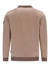 Beige Rippenstrickpullover mit braunen Akzenten und Kragen, mit einem militärstiligen Patch auf dem oberen linken Arm.