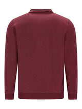 Bordeaux-Pullover mit hohem Kragen und gerippten Manschetten, wahrscheinlich aus Baumwolle oder Polyester-Mischung.