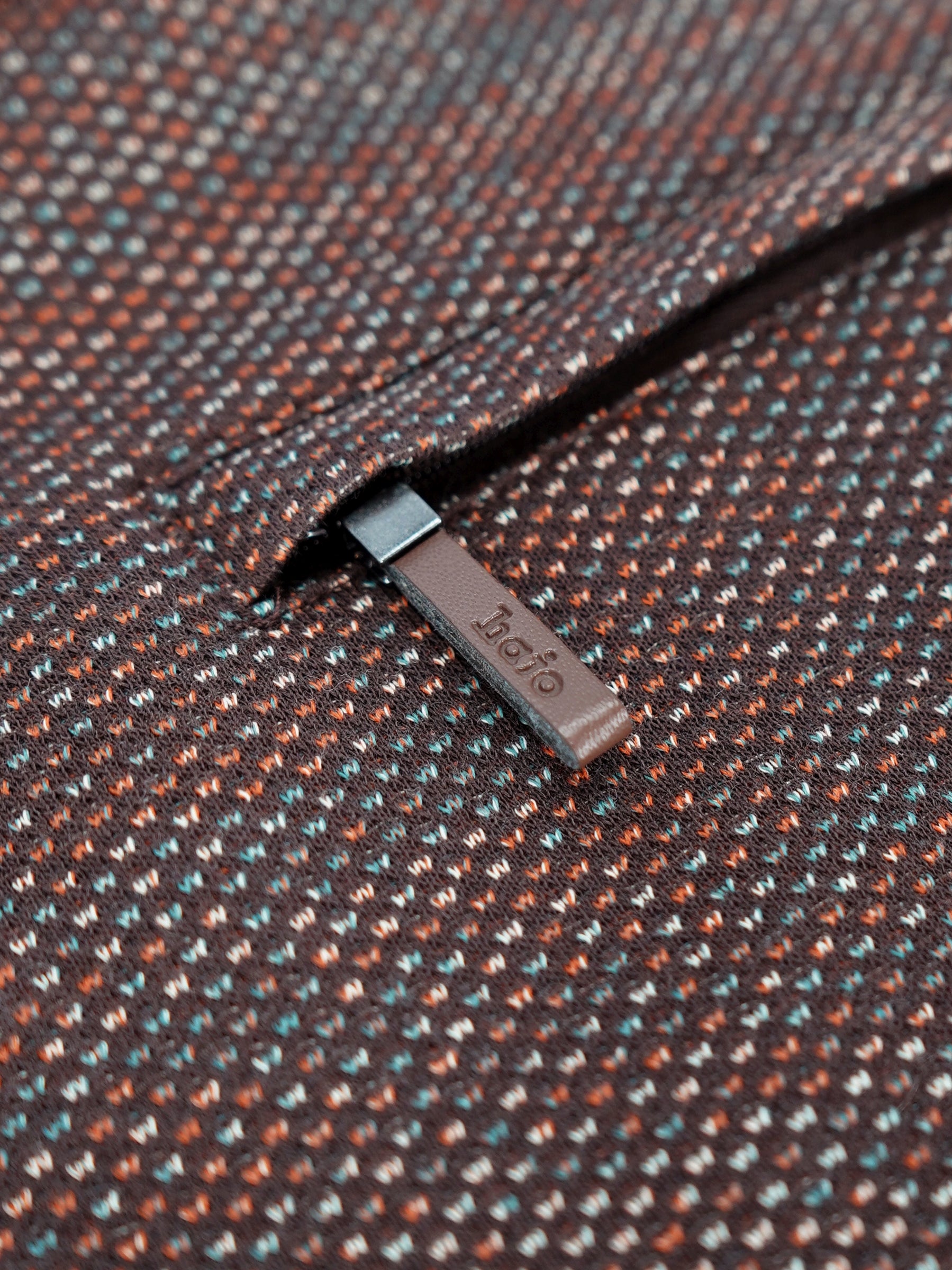 Stehkragen-sweatshirt in braun mit strukturierter textur und dezenten orange, teal, weißen spots in stay fresh qualität